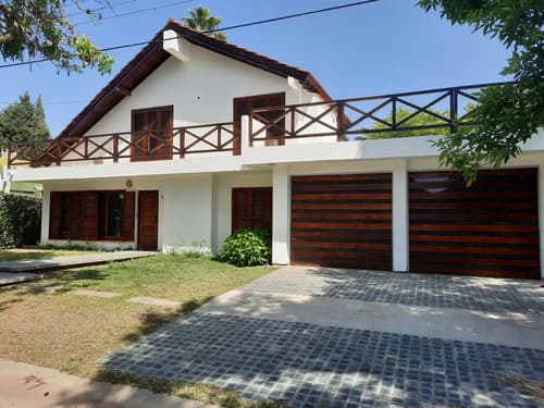 Casa barrio golf con pileta rio cuarto 3 dorms con banos en suite 1 chidromasaje living chogar calefaccion cocina garage doble porton automatico pileta planta alta impecable