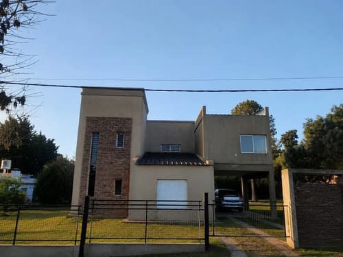 Casa 4 dorm pileta barrio las acacias