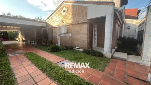 Venta hermosa casa macrocentro con patio y garage en Resistencia