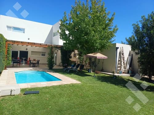En venta casa de 3 dormitorios apta credito hipotecario barrio las lilas plottier