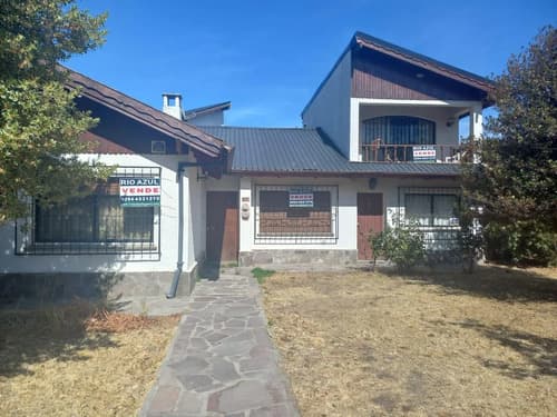 Gran oportunidad casa con 3 deptos y oficinas en pleno centro de el bolson usd 425000 en El Bolsón — foto 1