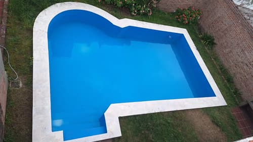 Hermosa casa a pocas cuadras delpuente peatonal de carlos paz 3 dorm 3 banos cocina comedor comedor living recibidor cochera doblepileta