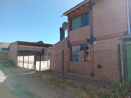 Casa en esquel con patio y quincho