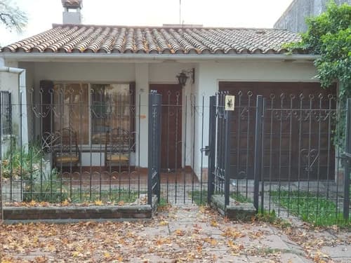 Casa venta santa rosa de calamuchita b gomez 3 dormitorios 2 banos 3 cuadras rio 4 cuadras centro vistas sierras grandes y chicas luz agua gas escritura a refaccionar oportunidad en Santa Rosa de Calamuchita — foto 1