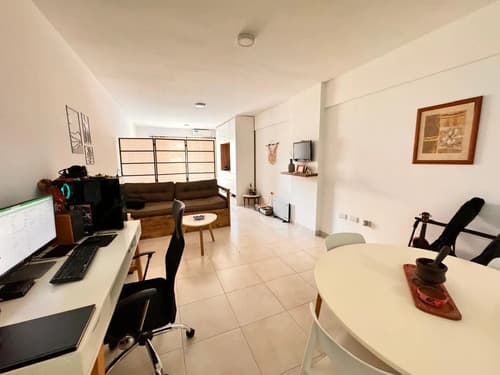 Amplio monoambiente u oficina de 56 m2 propios con balcon terraza san martin al 1000 zona centro