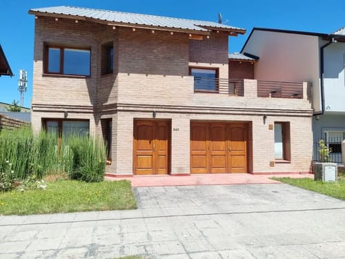 Casa de 5 ambientes nueva en esquel excelente estado en Esquel — foto 1