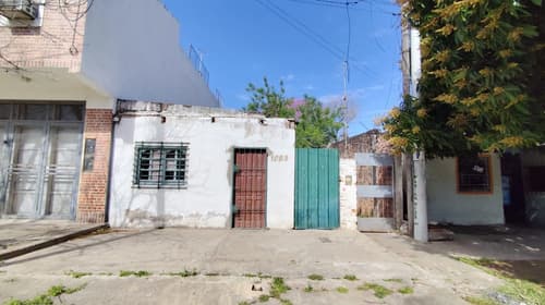 Venta de terreno con construccion sobre avenida en Resistencia