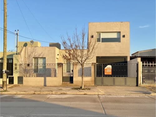 Moderna casa de 3 dormitorios con quincho independiente en Rawson — foto 1