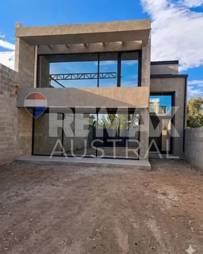 Casa de estilo moderno muy luminosa y con excelente potencial en Comodoro Rivadavia