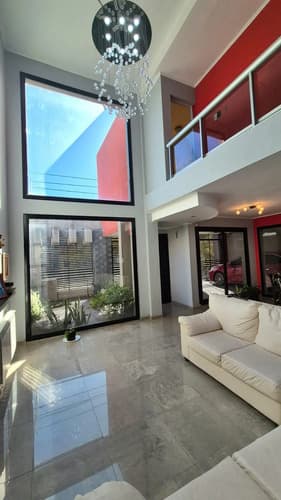 Vendo casa premium zona escuela de policias exclusiva propiedad con diseno arquitectonico moderno excelentes terminaciones y materiales de primera calidad ubicada en un entorno residencial
