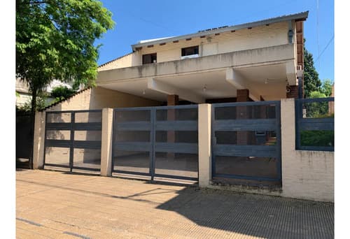 Casa 4 dormitorios con pileta y quincho en pleno centro en Resistencia