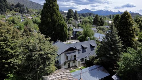 Casa con departamento y quincho entre rutas en Bariloche